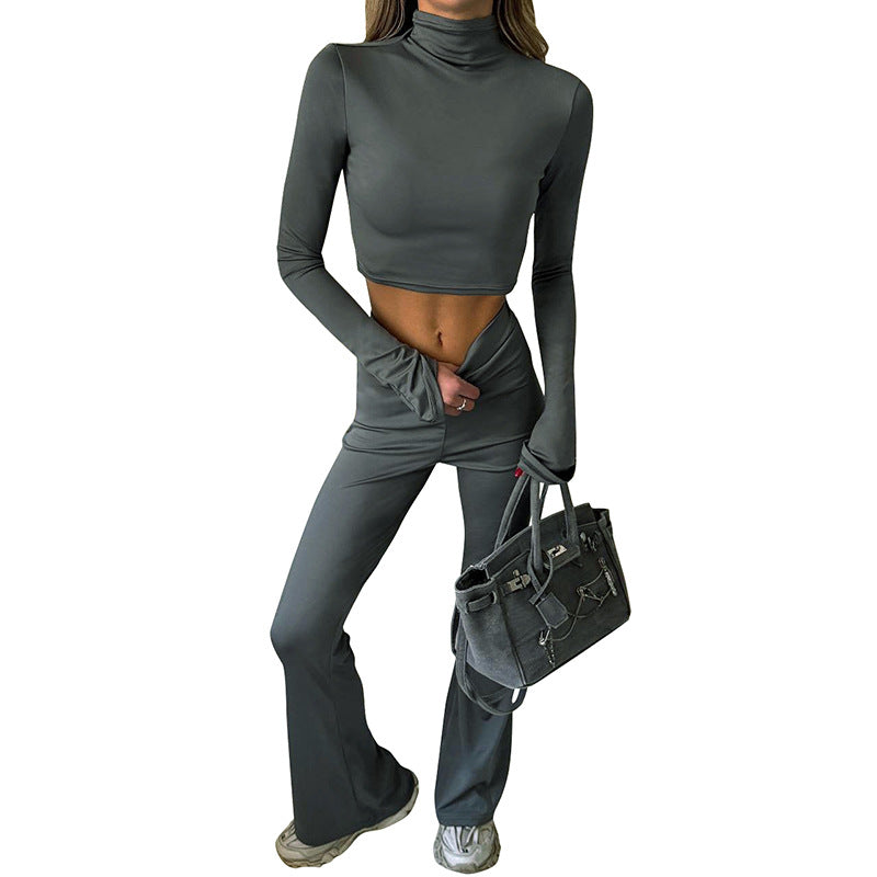 Herbstliches, langärmeliges Crop-Top mit Rundhalsausschnitt und hochgeschnittener Schlaghose