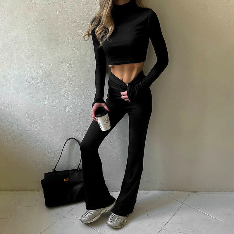 Herbstliches, langärmeliges Crop-Top mit Rundhalsausschnitt und hochgeschnittener Schlaghose