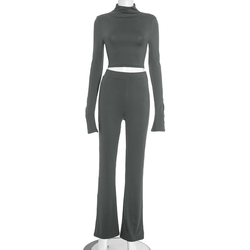 Herbstliches, langärmeliges Crop-Top mit Rundhalsausschnitt und hochgeschnittener Schlaghose