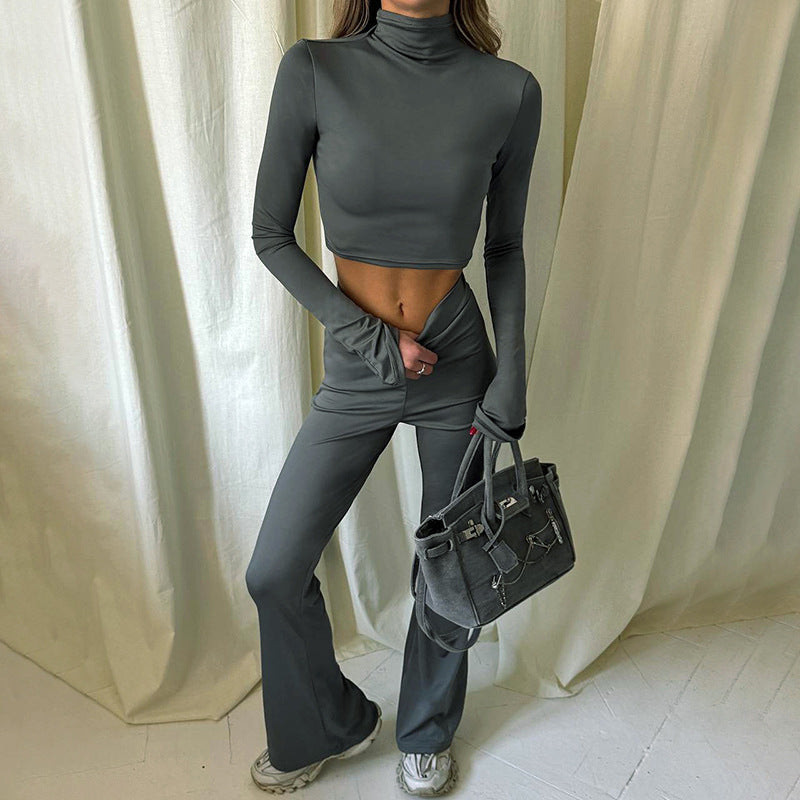 Herbstliches, langärmeliges Crop-Top mit Rundhalsausschnitt und hochgeschnittener Schlaghose