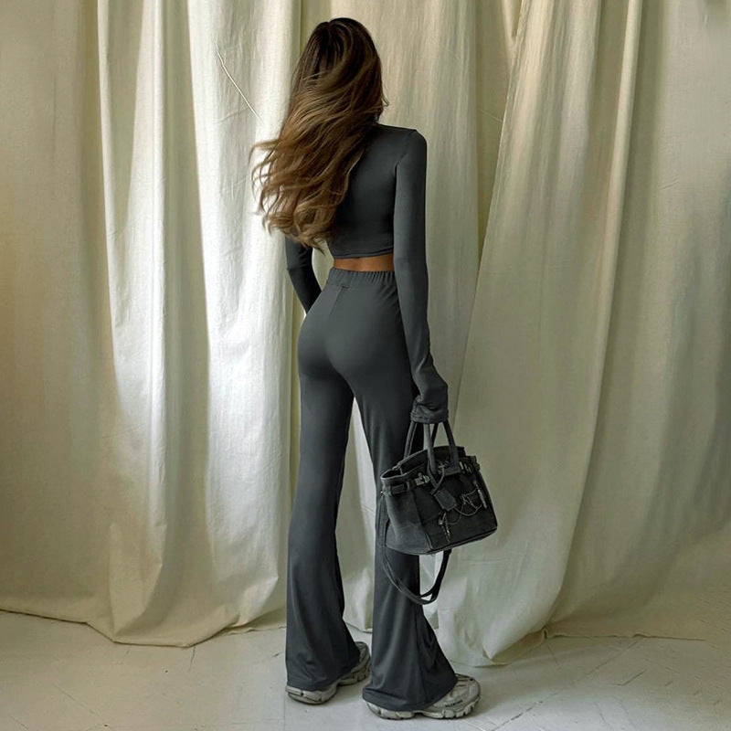 Herbstliches, langärmeliges Crop-Top mit Rundhalsausschnitt und hochgeschnittener Schlaghose